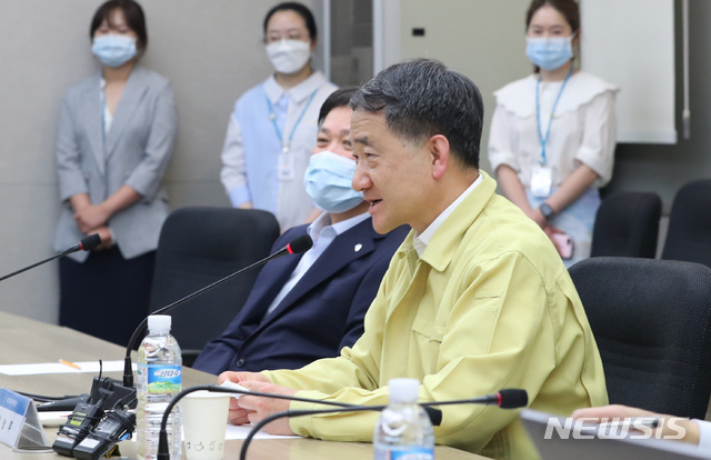 [서울=뉴시스] 전진환 기자 = 박능후 보건복지부장관이 11일 오후 신종 코로나바이러스 감염증(코로나19) 선별진료소가 설치된 서울 종로구 서울대학교병원을 방문해 진료소 현장점검을 하고 있다. 2020.06.11.&nbsp;&nbsp; amin2@newsis.com