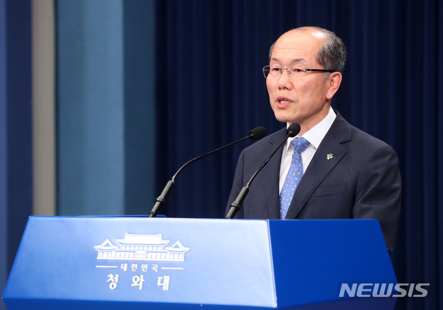 [서울=뉴시스]배훈식 기자 = 김유근 NSC 사무처장이 11일 청와대 춘추관 대브리핑실에서 대북 전단 및 물품 살포 관련 브리핑을 하고 있다. 2020.06.11.&nbsp; dahora83@newsis.com