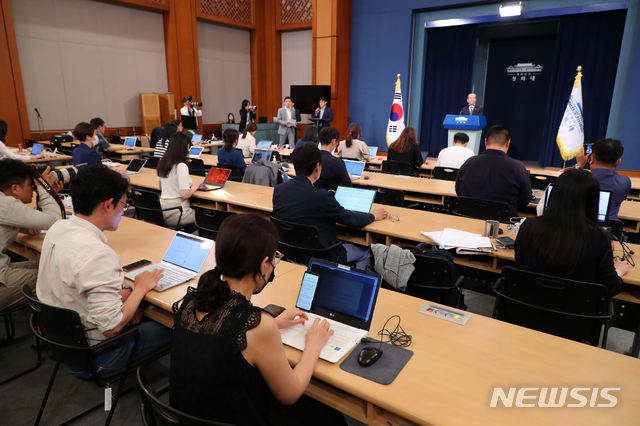 [서울=뉴시스]배훈식 기자 = 김유근 NSC 사무처장이 11일 청와대 춘추관 대브리핑실에서 대북 전단 및 물품 살포 관련 브리핑을 하고 있다. 2020.06.11. dahora83@newsis.com