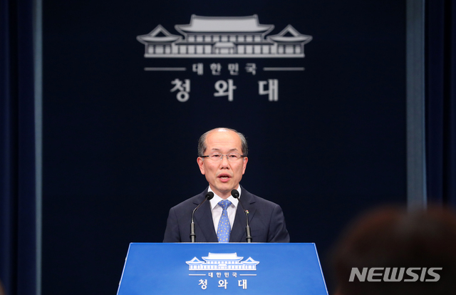 [서울=뉴시스]배훈식 기자 = 김유근 NSC 사무처장이 11일 청와대 춘추관 대브리핑실에서 대북 전단 및 물품 살포 관련 브리핑을 하고 있다. 2020.06.11. dahora83@newsis.com