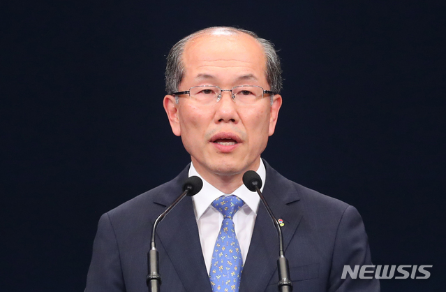 [서울=뉴시스]배훈식 기자 = 김유근 NSC 사무처장이 11일 청와대 춘추관 대브리핑실에서 대북 전단 및 물품 살포 관련 브리핑을 하고 있다. 2020.06.11. dahora83@newsis.com