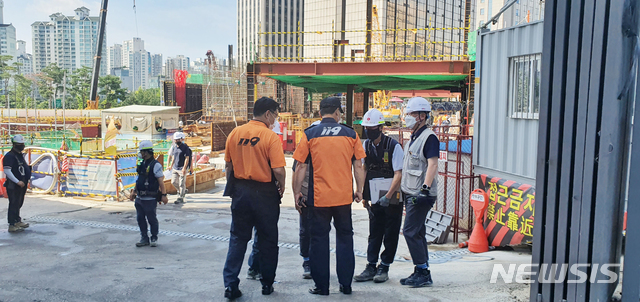 [서울=뉴시스] 조수정 기자 = 서울 마포소방서(서장 김흥곤) 대원들이 11일 마포구 마포동 마로포1구역 제24지구 재개발 사업 건축공사장에서 화재취약대상의 화재예방 및 안전관리를 강화를 위한 현지확인점검을 하고 있다. (사진=마포소방서 제공) 2020.06.11. photo@newsis.com