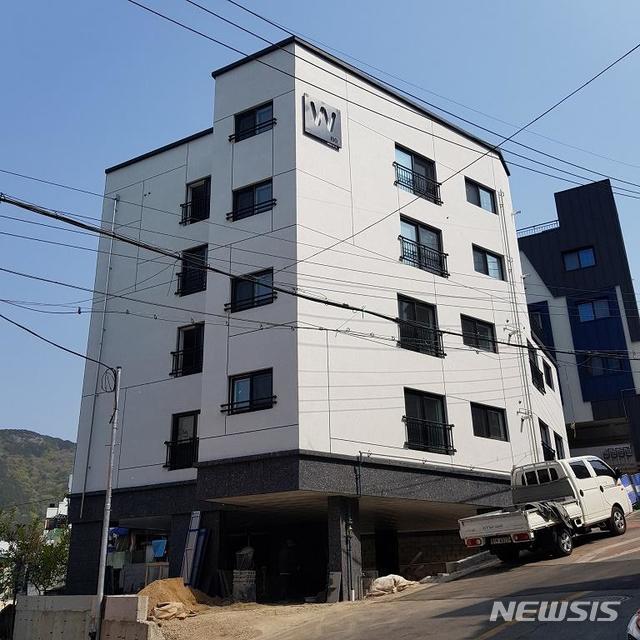  [부산=뉴시스] 허상천 기자 = 부산시는 사하구 괴정동에 위치한 노후 단독주택 2세대가 자율주택정비사업을 통해 12세대가 살 수 있는 다세대주택으로 거듭났다고 12일 밝혔다. 2020.06.12. (사진 = 부산시 제공) photo@newsis.com