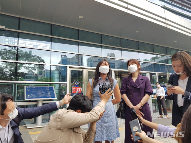 [서울=뉴시스] 이창환 기자 = 해외로 입양됐다가 유전자검사를 통해 친부로 추정되는 사람을 찾은 강미숙(카라보스)씨가 12일 서울가정법원 기자회견을 진행하고 있다. 2020.06.12. leech@newsis.com