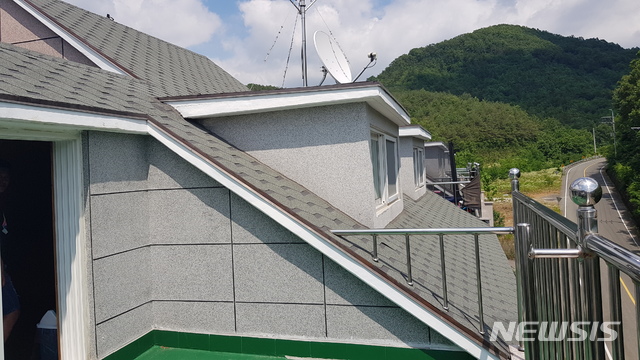 [창원=뉴시스] 강경국 기자 = 아동학대 사건 피해 아동(9)이 탈출 경로로 이용한 경남 창녕군의 한 빌라의 4층 테라스 난간. (사진=JTBC 제공). 2020.06.12. photo@newsis.com 