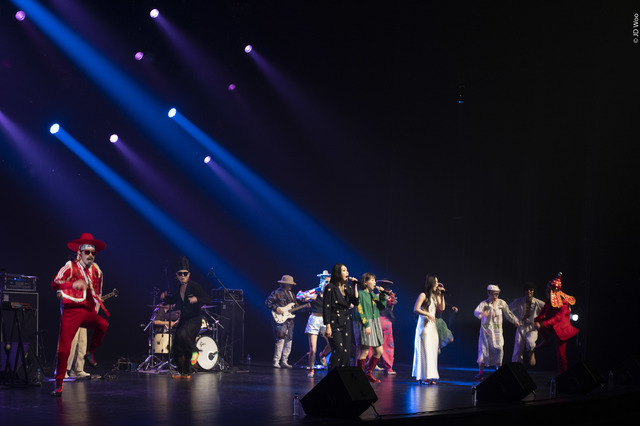 [서울=뉴시스] 이날치 with 앰비규어스 댄스컴퍼니. 2020.06.12. (사진 = LG아트센터 제공) photo@newsis.com 