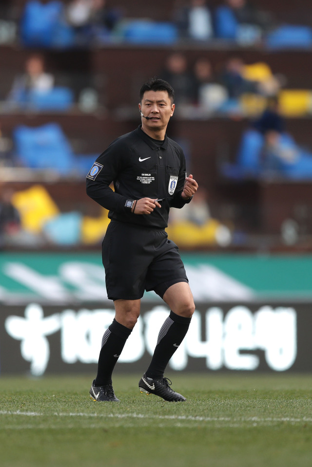 [서울=뉴시스] 프로축구 K리그 주심으로 통산 200경기째 출전하는 김동진 심판(47)에게 기념패가 증정된다. (제공=대한축구협회)