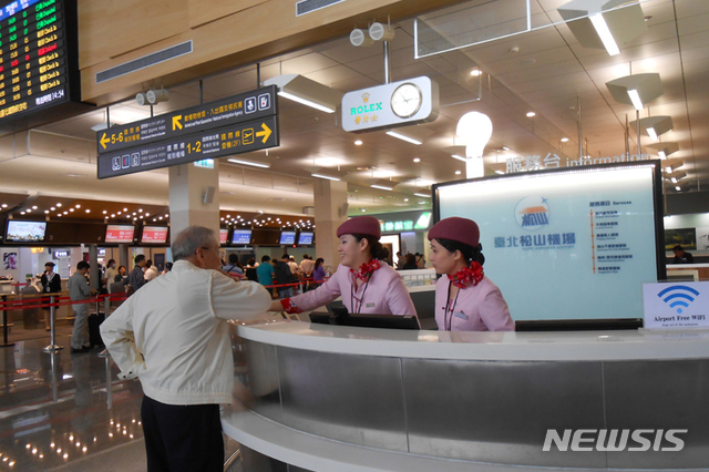 [서울=뉴시스] 대만의 쏭산 공항은 신종 코로나바이러스 감염증(코로나19)의 세계적 대유행으로 수개월째 해외여행을 못간 이들을 위해 '여행가는 척' 투어 프로그램을 내놨다. (사진=쑹산 공항 홈페이지) 2020.6.12.