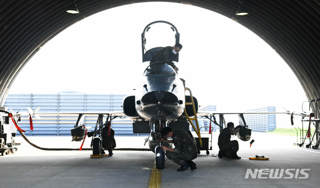 [강릉=뉴시스] 김경목 기자 = 공군 제18전투비행단 장병들이 11일 F-5E/F 항공기에 최대 무장장착 훈련을 실시하고 있다. (사진=김동범 중사 제공). 2020.06.12.photo＠newsis.com