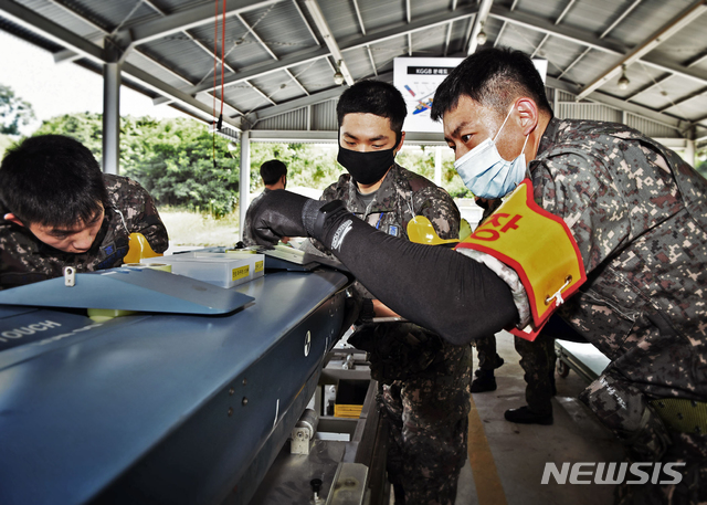 [강릉=뉴시스] 김경목 기자 = 공군 제18전투비행단 장병들이 11일 대량탄약조립 훈련을 실시하고 있다. (사진=김동범 중사 제공). 2020.06.12.photo＠newsis.com