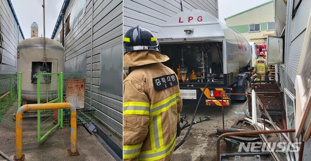 [음성=뉴시스]강신욱 기자 = 12일 오후 충북 음성군 대소면 한 공장에서 LPG 충전 중 저장탱크가 폭발해 음성소방서 소방관들이 사고 수습을 하고 있다. 왼쪽 사진은 폭발한 저장탱크. (사진=음성소방서 제공) 2020.06.12. photo@newsis.com&nbsp; 