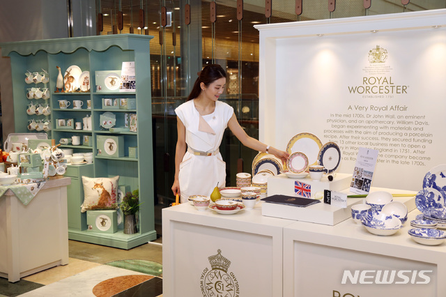 [서울=뉴시스] 이마트는 영국과 독일의 프리미엄 테이블웨어 브랜드 '로얄 우스터'와 '타쎈'을 들여와 21일까지 신세계백화점 강남점 9층 리빙관에 팝업스토어를 연다. (사진=이마트 제공)