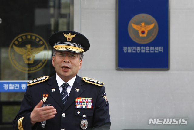 [서울=뉴시스] = 11일 민갑룡 경찰청장이 대전 경찰견종합훈련센터 신축 개소식 개최 행사에 참석해 직원들을 격려하고 있다. 2020.06.12.(제공 = 경찰인재개발원)