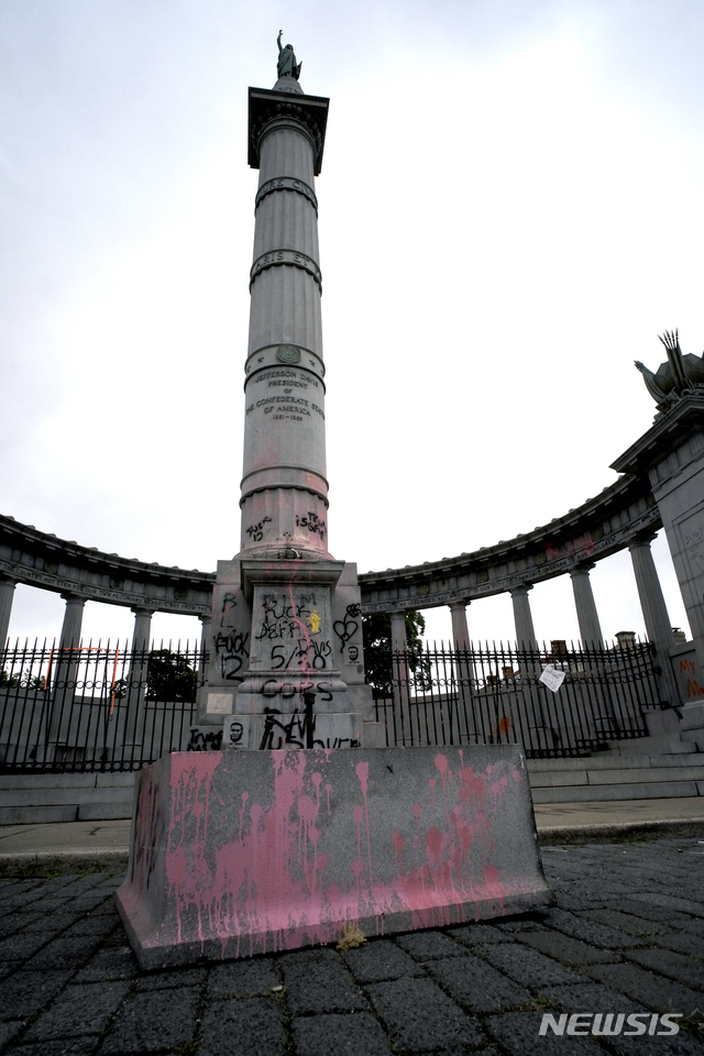 [리치먼드=AP/뉴시스] 11일(현지시간) 미 버지니아주(州) 리치먼드의 그랜드 모뉴먼트 애비뉴에서는 시위대가 2.4m 높이의 데이비스 동상을 밧줄로 묶어 넘어뜨렸다. 사진은 동상이 사라진 기념비 앞에 받침대만 남은 모습. 주변은 페인트로 지저분하게 낙서가 되어있다. 2020.6.12.