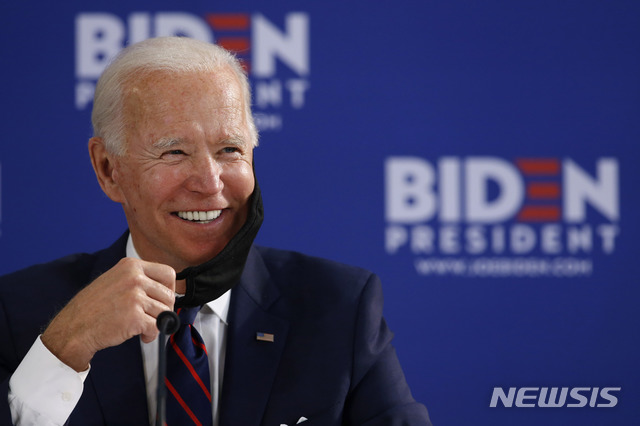 [필라델피아=AP/뉴시스]미 민주당 대선 후보 조 바이든 전 부통령이 11일(현지시간) 미 펜실베이니아주 필라델피아에서 열린 지역사회 구성원들과의 경제 재개에 관한 원탁회의에 참석해 발언 중 웃고 있다. 바이든 선거캠프는 페이스북에 선거 관련 허위정보에 대한 대응과 정치인의 글에 대한 '사실 확인(팩트 체크)' 강화를 요청했다. 2020.06.12. 