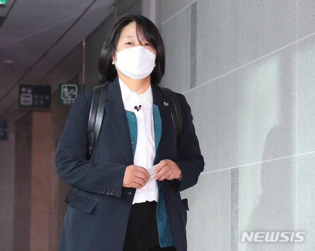 [서울=뉴시스] 장세영 기자 = 윤미향 더불어민주당 의원이 12일 오전 서울 여의도 국회 의원실로 출근하고 있다. 2020.06.12. photothink@newsis.com