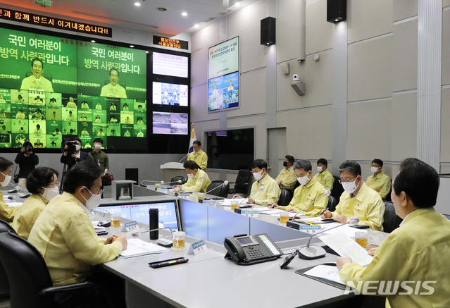 [서울=뉴시스]김명원 기자 = 정세균 국무총리가 12일 오전 서울 종로구 정부서울청사 중앙재난안전상황실 서울상황센터에서 열린 코로나19 대응 중대본 회의에 참석해 발언하고 있다. 2020.06.12. kmx1105@newsis.com