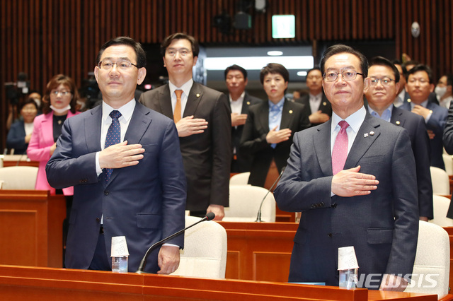 [서울=뉴시스] 김진아 기자 = 미래통합당 주호영 원내대표, 이종배 정책위의장을 비롯한 의원들이 12일 서울 여의도 국회에서 열린 의원총회에서 국민의례를 하고 있다. 2020.06.12. bluesoda@newsis.com