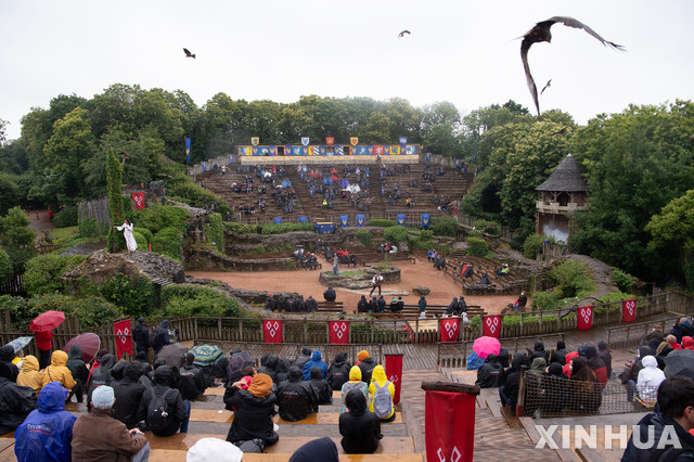 [레제페스(프랑스)=신화/뉴시스]11일(현지시간) 프랑스 서부 방데주 레제페스의 퓌뒤푸(Puy du Fou) 역사 테마공원에서 관람객들이 쇼를 관람하고 있다. 퓌뒤푸 테마공원은 신종 코로나바이러스 감염증(코로나19) 여파로 약 3개월간 문을 닫았다가 11일 재개장했다. 2020.06.12.