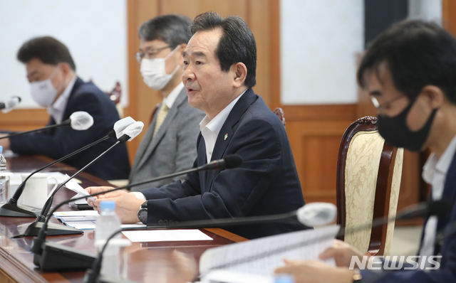 [서울=뉴시스]김명원 기자 = 정세균 국무총리가 12일 오전 서울 종로구 정부서울청사에서 열린 코로나19 전문가 간담회에 참석해 발언하고 있다. 2020.06.12.&nbsp; kmx1105@newsis.com