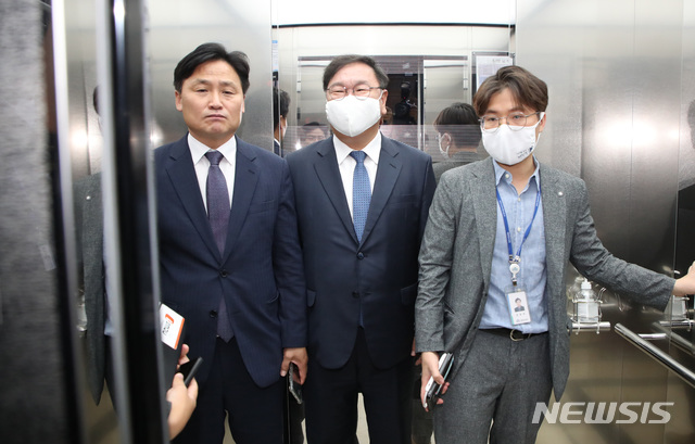 [서울=뉴시스] 김진아 기자 = 더불어민주당 김태년 원내대표, 김영진 원내총괄수석부대표가 12일 서울 여의도 국회에서 박병석 국회의장과 면담 후 이동하고 있다. 2020.06.12. bluesoda@newsis.com