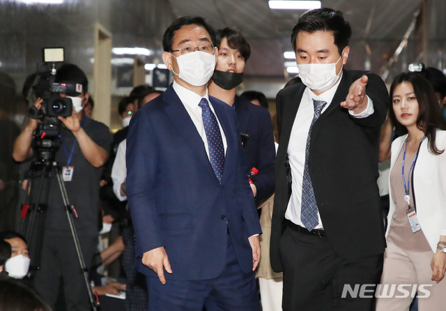 [서울=뉴시스] 김진아 기자 = 주호영 미래통합당 원내대표가 12일 서울 여의도 국회에서 박병석 국회의장과 면담을 하기 위해 국회의장실로 향하고 있다. 2020.06.12.&nbsp; bluesoda@newsis.com