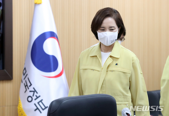 [세종=뉴시스]강종민 기자 = 유은혜 부총리 겸 교육부 장관이 12일 오전 정부세종청사에서 열린 사회관계장관회의에 참석하고 있다. 유 부총리는 이 자리에서 만 3세 아동과 취학 연령 아동의 소재와 안전을 파악하기 위한 전수조사와 최근 3년 간 학대신고가 접수된 아동의 안전까지도 점검하겠다고 밝혔다. 2020.06.12. ppkjm@newsis.com