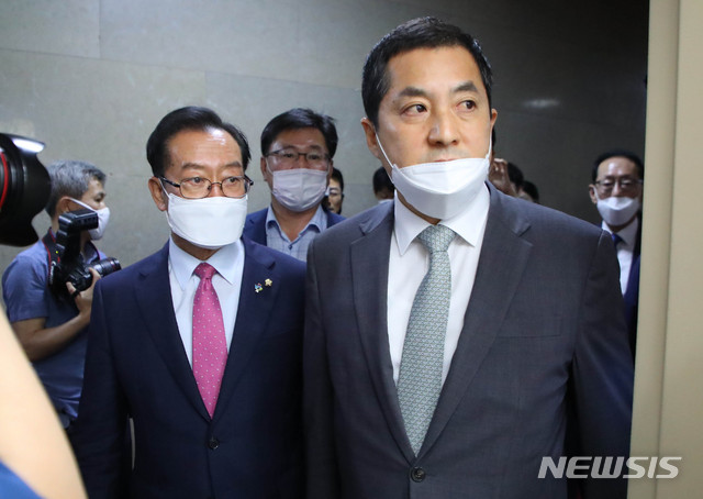 [서울=뉴시스] 장세영 기자 = 박대출 미래통합당 의원 등 중진 의원들이 12일 서울 여의도 국회의장실을 원구성과 관련해 항의방문을 하고 있다. 2020.06.12. photothink@newsis.com