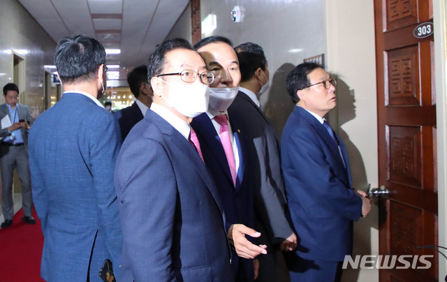 [서울=뉴시스] 장세영 기자 = 박대출 미래통합당 의원 등 중진 의원들이 12일 서울 여의도 국회의장실을 원구성과 관련해 항의방문을 하고 있다. 2020.06.12.&nbsp; photothink@newsis.com