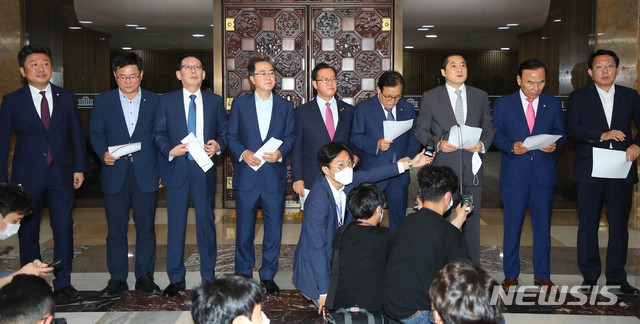 [서울=뉴시스] 장세영 기자 = 박대출 미래통합당 의원 등 3선 의원들이 12일 서울 여의도 국회 로텐더홀에서 원구성과 관련해 더불어민주당을 비판하는 성명서를 발표하고 있다. 2020.06.12.&nbsp; photothink@newsis.com