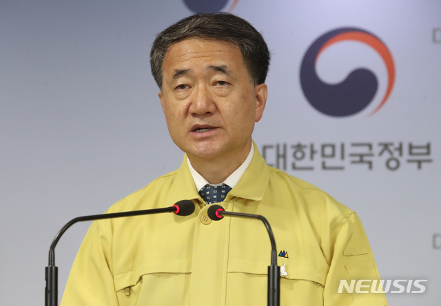 [서울=뉴시스]김명원 기자 = 박능후 중앙재난안전대책본부 1차장(보건복지부 장관)이 12일 오전 서울 종로구 정부서울청사에서 중앙재난안전대책본부 코로나19 대응 관련 ‘수도권 방역 강화조치 방안’을 발표하고 있다.&nbsp; 2020.06.12. kmx1105@newsis.com