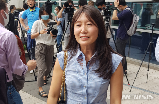 [서울=뉴시스] 이창환 기자 = 해외로 입양됐다가 유전자검사를 통해 친부로 추정되는 사람을 찾은 강미숙(카라 보스)씨가 지난 12일 오전 서울 서초구 서울가정법원에서 열린 친생자 인지 청구 소송 승소 판결을 받은 후 법정을 나서며 기자회견을 하고 있다. 2020.06.12. leech@newsis.com