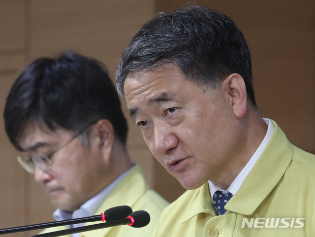 [서울=뉴시스]김명원 기자 = 박능후 중앙재난안전대책본부 1차장(보건복지부 장관)이 12일 오전 서울 종로구 정부서울청사에서 중앙재난안전대책본부 코로나19 대응 관련 ‘수도권 방역 강화조치 방안’을 발표하고 있다. 2020.06.12. kmx1105@newsis.com