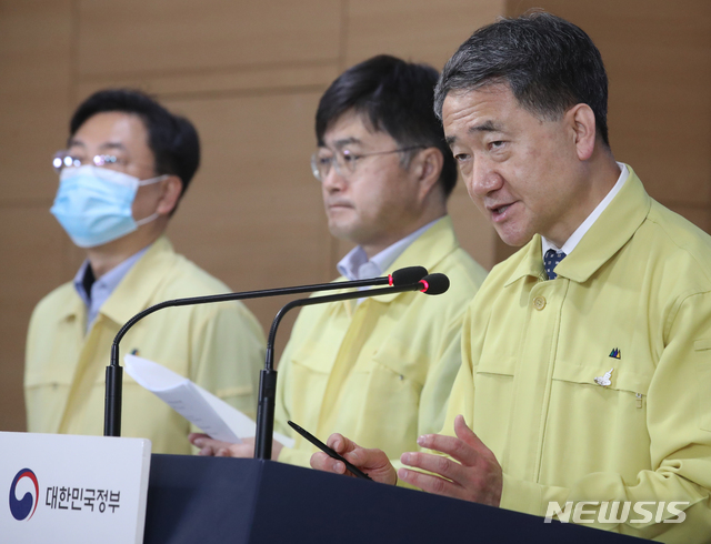 [서울=뉴시스]김명원 기자 = 박능후 중앙재난안전대책본부 1차장(보건복지부 장관)이 12일 오전 서울 종로구 정부서울청사에서 중앙재난안전대책본부 코로나19 대응 관련 ‘수도권 방역 강화조치 방안’을 발표하고 있다. 2020.06.12. kmx1105@newsis.com