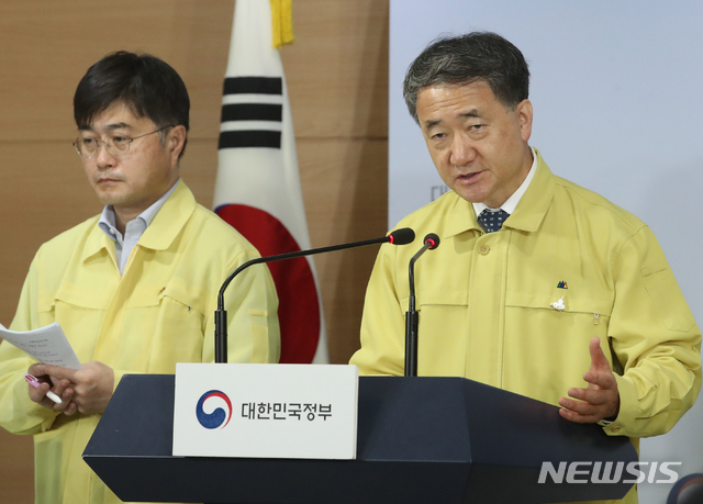 [서울=뉴시스]김명원 기자 = 박능후 중앙재난안전대책본부 1차장(보건복지부 장관)이 12일 오전 서울 종로구 정부서울청사에서 중앙재난안전대책본부 코로나19 대응 관련 ‘수도권 방역 강화조치 방안’을 발표하고 있다. 2020.06.12. kmx1105@newsis.com