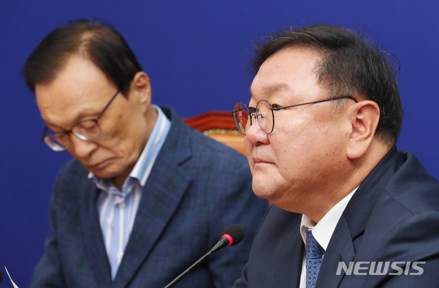 [서울=뉴시스] 장세영 기자 = 김태년 더불어민주당 원내대표가 12일 서울 여의도 국회에서 열린 더불어민주당 최고위원회의에 참석해 현안관련 발언을 하고 있다. 2020.06.12. photothink@newsis.com