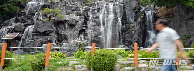 [대구=뉴시스] 이무열 기자 = 대구 낮 최고기온이 28도까지 오르며 폭염주의보가 발효된 지난 12일 오후 대구 북구 침산동 침산공원 오봉폭포가 도심의 열기를 식히고 있다. 2020.06.12.lmy@newsis.com