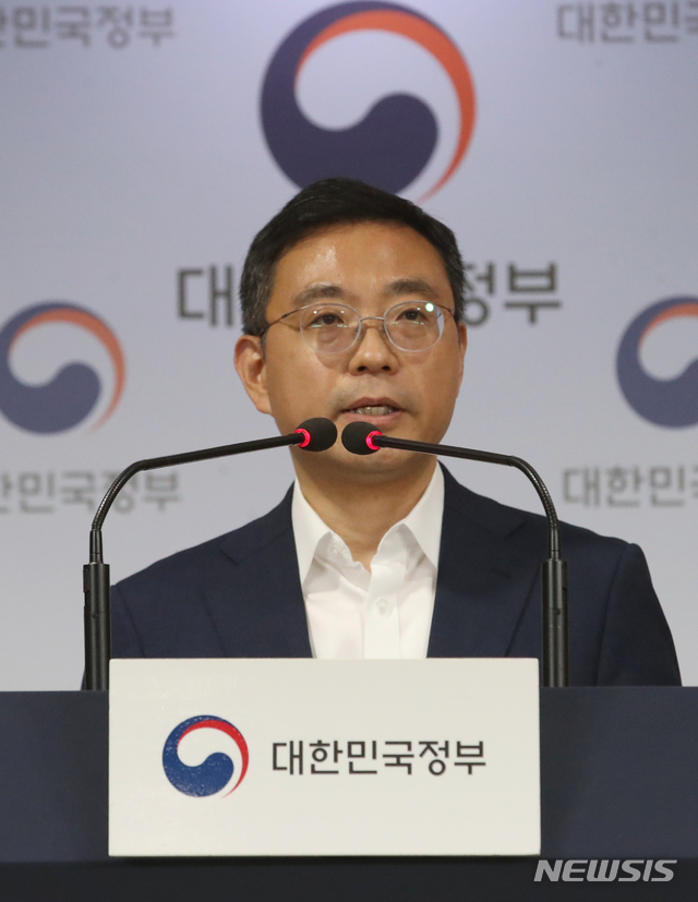 [서울=뉴시스]김명원 기자 = 이태희 과학기술정보통신부 네트워크정책실장이 12일 서울 종로구 정부서울청사에서 SKT 2G 서비스 폐지 승인 관련 브리핑을 하고 있다. 2020.06.12.&nbsp; kmx1105@newsis.com