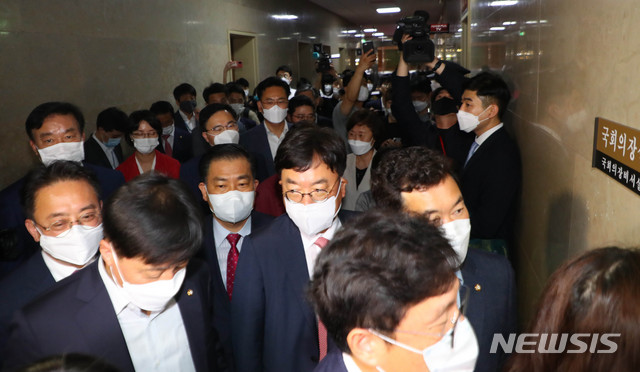 [서울=뉴시스] 장세영 기자 = 미래통합당 초선의원들이 12일 서울 여의도 국회에서 본회의를 앞두고 박병석 국회의장을 만나기 위해 의장실로 향하고 있다. 2020.06.12. photothink@newsis.com