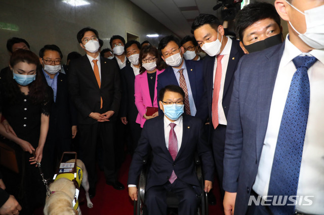 [서울=뉴시스] 장세영 기자 = 미래통합당 초선의원들이 12일 서울 여의도 국회에서 본회의를 앞두고 박병석 국회의장을 만나기 위해 대기하고 있다. 2020.06.12. photothink@newsis.com