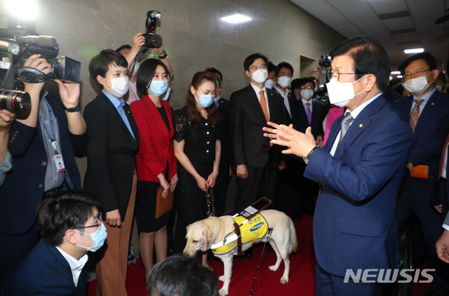 [서울=뉴시스] 장세영 기자 = 미래통합당 초선의원들이 12일 서울 여의도 국회에서 본회의를 앞두고 박병석 국회의장을 만나 이야기를 나누고 있다. 2020.06.12. photothink@newsis.com