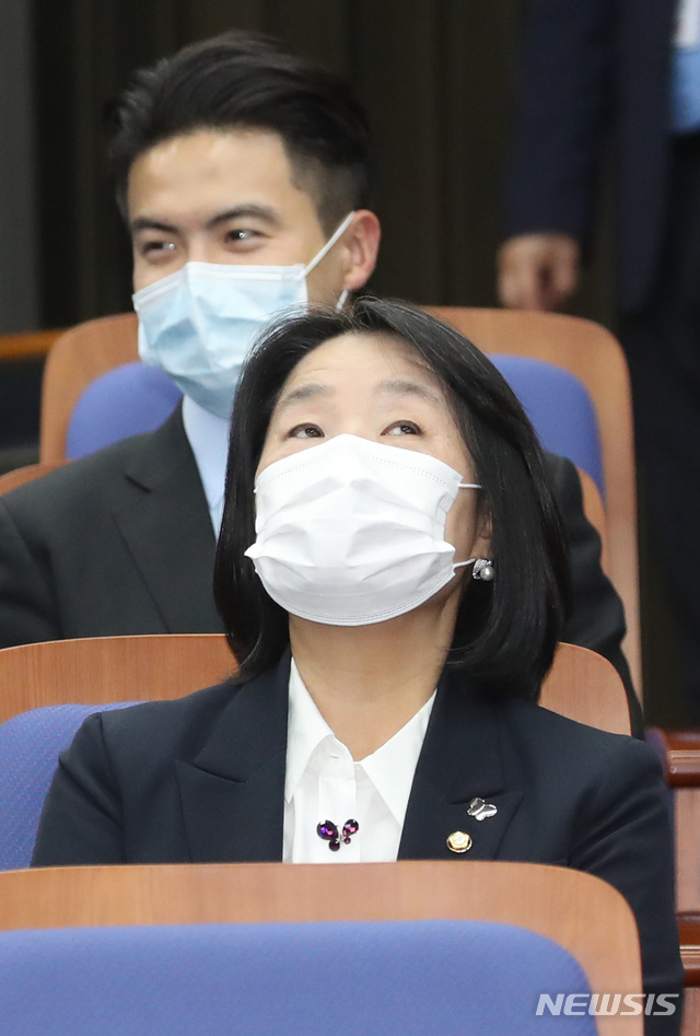 [서울=뉴시스] 김진아 기자 = 윤미향 더불어민주당 의원이 12일 서울 여의도 국회에서 열린 의원총회에 참석해 있다. 2020.06.12. bluesoda@newsis.com