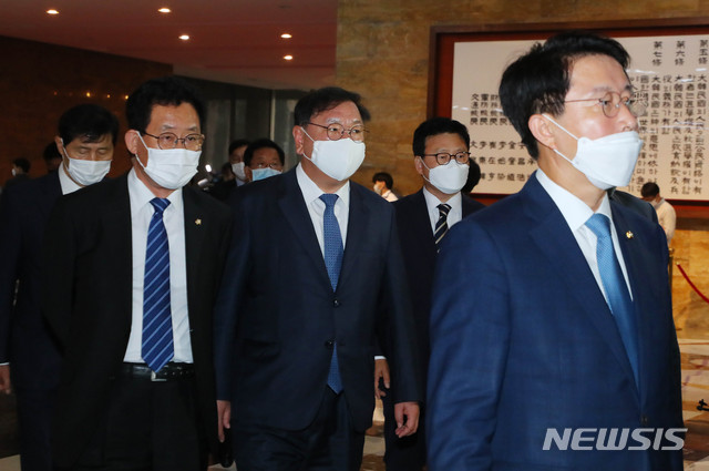 [서울=뉴시스] 장세영 기자 = 김태년 더불어민주당 원내대표가 12일 서울 여의도 국회 본회의장에 당 의원들과 함께 입장하고 있다. 2020.06.12. photothink@newsis.com