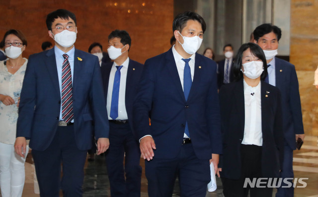 [서울=뉴시스] 장세영 기자 = 윤미향 더불어민주당 의원이 12일 서울 여의도 국회 본회의장에 당 의원들과 함께 입장하고 있다. 2020.06.12. photothink@newsis.com