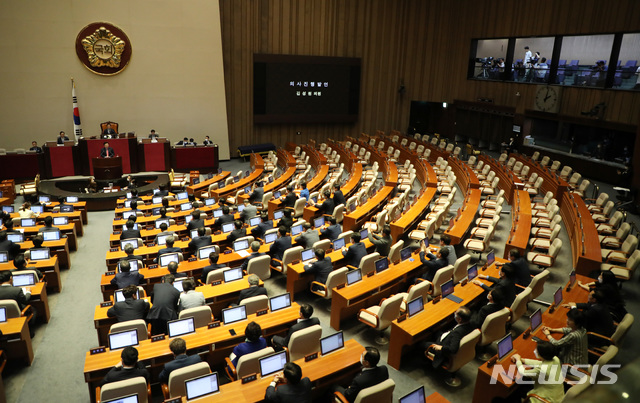 [서울=뉴시스] 김진아 기자 = 김성원 미래통합당 원내수석부대표가 12일 서울 여의도 국회에서 열린 본회의에서 의사진행 발언을 하고 있다. 이번 본회의에 미래통합당 의원들은 불참했다 2020.06.12.&nbsp; bluesoda@newsis.com 