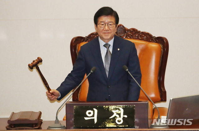 [서울=뉴시스] 김진아 기자 = 박병석 국회의장이 12일 서울 여의도 국회에서 열린 본회의에서 개의를 선언하고 있다. 2020.06.12. bluesoda@newsis.com