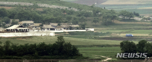 [인천=뉴시스] 최진석 기자 = 12일 인천 강화군 평화전망대에서 바라본 북한 황해북도 개풍군 마을에 차량이 이동하고 있다. 2020.06.12. myjs@newsis.com