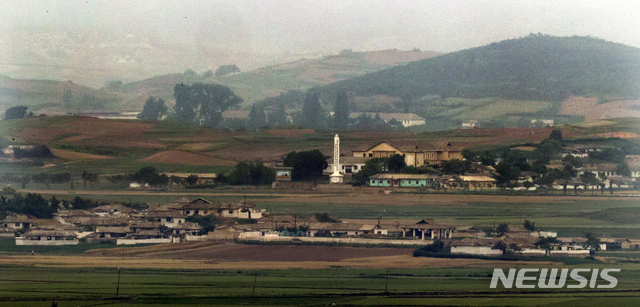 [인천=뉴시스] 최진석 기자 = 12일 인천 강화군 평화전망대에서 바라본 북한 황해북도 개풍군 마을이 고요한 모습을 보이고 있다. 2020.06.12. myjs@newsis.com