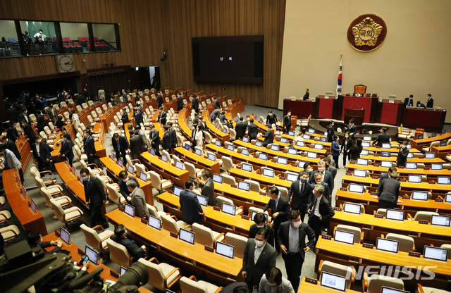 [서울=뉴시스] 김진아 기자 = 더불어민주당 의원 등이 2일 서울 여의도 국회에서 열린 본회의가 산회되자 본회의장을 나서고 있다. 2020.06.12. bluesoda@newsis.com