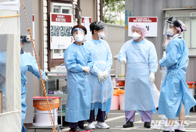 [인천=뉴시스] 이종철 기자 = 신종 코로나바이러스 감염증(코로나19)의 집단감염이 확산되고 무더운 날씨가 계속되는 가운데 12일 오후 인천시 부평구 가톨릭대학교 인천성모병원 선별진료소에서 의료진들이 레벨D 방호복보다 얇고 통풍이 잘 되는 수술용 1회용 가운을 착용하고 의견을 나누고 있다. 2020.06.12. jc4321@newsis.com